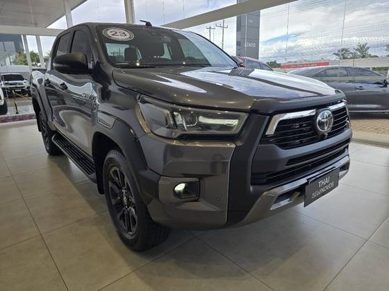 TOYOTA HILUX 2.8 D-4D TURBO DIESEL CD CONQUEST 4X4 AUTOMÁTICO TOYOTA HILUX 2.8 D-4D TURBO DIESEL CD CONQUEST 4X4 AUTOMÁTICO